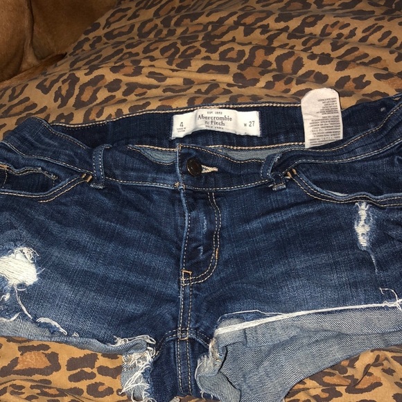 Abercrombie & Finch size 2 jean shorts ,perfect like new - Picture 3 of 6
